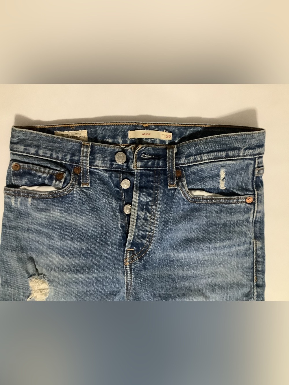 Levis Premium Jeans Wedgie Womens Size 25 Button Fly Medium Wash Distressed EUC - Picture 3 of 6